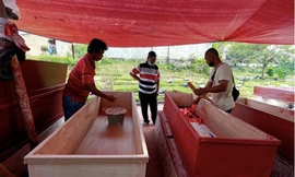 Chuẩn bị quan tài cho bệnh nhân COVID-19 tại một xưởng đóng quan tài ở Jakarta, Indonesia. (Ảnh: Reuters)