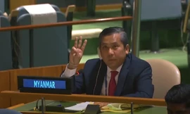 Đại sứ Kyaw Moe Tun giơ 3 ngón tay trong bài phát biểu tại Liên Hợp quốc tuần trước. (Ảnh: Reuters)