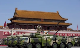 "Sát thủ diệt hạm" DF-21 xuất hiện trong cuộc diễn binh năm 2015 ở Bắc Kinh. (Ảnh: AP)