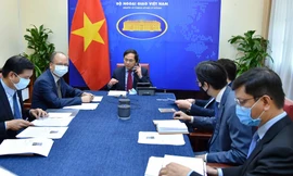 Bộ trưởng Ngoại giao Bùi Thanh Sơn (giữa) trong cuộc điện đàm với người đồng cấp Nga. (Ảnh: Mofa)