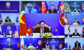 Đại diện cấp cao EU về an ninh và đối ngoại cùng các Bộ trưởng Ngoại giao ASEAN dự hội nghị trực tuyến ngày 6/8. (Ảnh: Mofa)