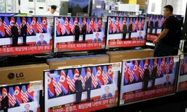 Một cửa hàng TV ở Hàn Quốc mở chương trình nói về cuộc gặp thượng đỉnh Mỹ - Triều năm 2018. (Ảnh: Reuters)