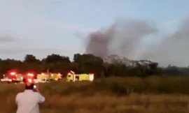 Khói bốc lên từ hiện trường chiếc máy bay rơi. (Ảnh: CNN)