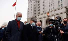 Các nhà ngoại giao nước ngoài có mặt bên ngoài tòa án nơi diễn ra phiên xét xử công dân Canada. (Ảnh: Reuters)