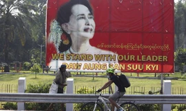 Một áp-phích in chân dung bà Aung San Suu Kyi ở Yangon. (Ảnh: AP)