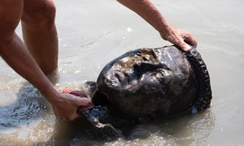 Một bức tượng bị đập phá. (Ảnh: Daily Mail)