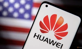 Một chiếc smartphone có logo của Huawei. (Ảnh: Reuters)