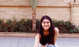 Một cô gái Ấn Độ đăng bức ảnh mặc quần bò rách kèm theo thông điệp: "Quần bò rách tốt hơn đầu óc rách" để phản đối phát biểu của ông Rawat. (Ảnh: Twitter)