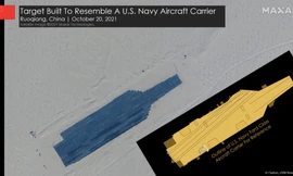 Mục tiêu hình tàu sân bay Mỹ được dựng lên trên sa mạc Trung Quốc. (Ảnh: Maxar)