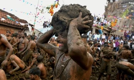 Người dân làng Gumatapura háo hức với hội ném phân bò. (Ảnh: Hindustantimes)