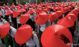 Các giáo viên mặc trang phục và đội mũ truyền thống tham gia cuộc biểu tình ngày 3/3 ở Mandalay. (Ảnh: AP)