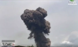 Cột khói bốc lên từ hiện trường. (Ảnh: AP)