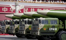 Các xe chở tên lửa DF-26 trên quảng trường Thiên An Môn nhân lễ kỷ niệm 70 năm chấm dứt Thế chiến 2 vào tháng 9/2015. (Ảnh: Reuters)