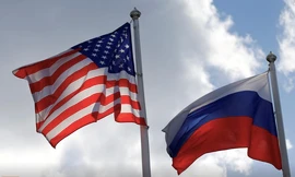 Quốc kỳ của Mỹ (trái) và Nga. (Ảnh: Reuter)