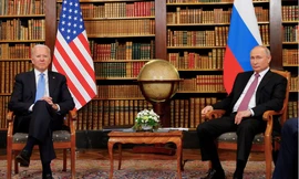 Tổng thống Nga Vladimir Putin (phải) và Tổng thống Mỹ Joe Biden trong cuộc gặp tại Thuỵ Sĩ hồi tháng 6. (Ảnh: Reuters)