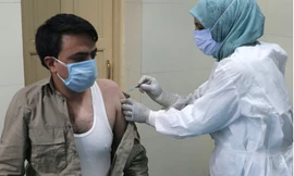 Một người Ấn Độ được tiêm vắc-xin. (Ảnh: Reuters)