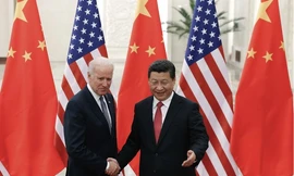 Hai ông Biden và Tập trong một cuộc gặp hồi năm 2013. (Ảnh: AP)