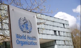 Logo của WHO trước trụ sở tại Thuỵ Sĩ. (Ảnh: Reuters)