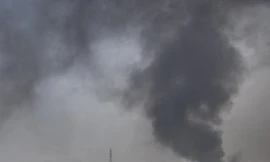 Một nhà xưởng của Trung Quốc ở Myanmar bị đốt phá. (Ảnh: Reuters)