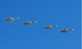 Đội máy bay Sukhoi Su-24M biểu diễn trong lễ kỷ niệm 71 năm chiến thắng phát xít Đức. (Ảnh: Reuters)