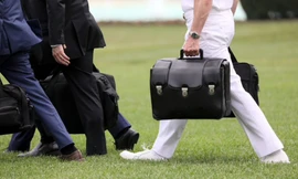 Chiếc vali hạt nhân luôn phải đi Theo tổng thống Mỹ khi ra khỏi Nhà Trắng. (Ảnh: Reuters)