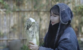 Lý Tử Thất gây tranh cãi với video muối kim chi. (Ảnh: YouTube)