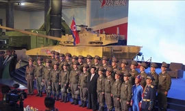 Bức ảnh có người lính mặc trang phục màu xanh khiến cộng đồng mạng xôn xao. (Ảnh: KCNA)