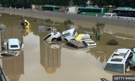Xe cộ ngổn ngang trong trận lũ lụt nghiêm trọng ở TP Trịnh Châu hồi tháng 7. 