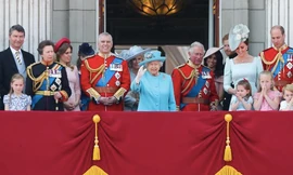 Các thành viên hoàng gia Anh vẫy chào người dân từ ban công cung điện Buckingham. (Ảnh: CNN)