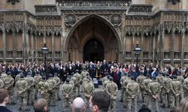 Thủ tướng Anh phát biểu trong buổi lễ biểu dương quân đội Anh sau chiến dịch sơ tán khỏi Afghanistan ngày 24/11. (Ảnh: Reuters)