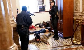 Người biểu tình xông vào trụ sở Quốc hội Mỹ bị khống chế. (Ảnh: AP)