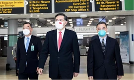 Ông Tần Cương (giữa) khi vừa đến Mỹ. (Ảnh: ĐSQ TQ tại Mỹ)