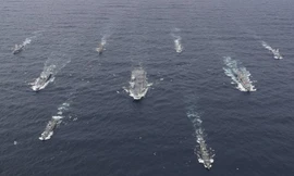 ​Tàu sân bay HMS Queen Elizabeth cũng các tàu hộ tống