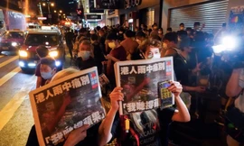 Những người Hong Kong mua được số cuối cùng của Apple Daily. (Ảnh: SCMP)