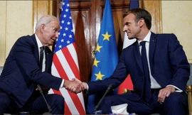 Tổng thống Mỹ Joe Biden và Tổng thống Pháp Emmanuel Macron bên lề thượng đỉnh G20 tại Roma. (Ảnh: Reuters)