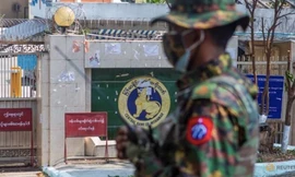 Bên ngoài trụ sở ngân hàng trung ương Myanmar. (Ảnh: Reuters)