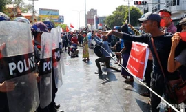 Người biểu tình đối đầu với cảnh sát ở Mandalay ngày 9/2. (Ảnh: AP)