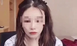 Cô gái bị trộm tro cốt sau khi tự tử. (Ảnh: thepaper.cn)