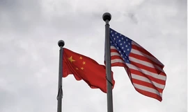Quốc kỳ của Mỹ và Trung Quốc. (Ảnh: Reuters)