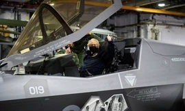 Thủ tướng Anh Boris Johnson ngồi trong một chiếc tiêm kích trong chuyến thăm tàu sân bay HMS Queen Elizabeth ở miền nam nước Anh ngày 21/5. (Ảnh: Reuters)