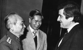 Đại tướng Võ Nguyên Giáp và Bộ trưởng Ngoại giao Nguyễn Cơ Thạch gặp gỡ nhà đồng sáng lập đảng Xã hội Pháp Jean-Pierre Chevènement năm 1982. (Ảnh: Le Monde) 