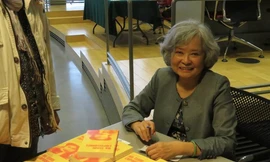 Bà Trần Tố Nga bên cạnh những cuốn tự truyện của mình. (Ảnh: NV)