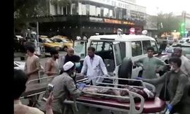 Một người bị thương trong đợt tấn công ở sân bay Kabul được đưa đến bệnh viện. (Ảnh: Reuters)
