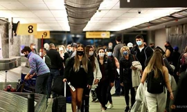Mỹ nới lỏng hạn chế đi lại sau khi đã đạt tỷ lệ tiêm chủng cao. (Ảnh: Reuters)