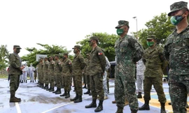 Tư lệnh các lực lượng vũ trang Philippines Cirilito Sobejana phát biểu trong cuộc gặp các binh lính Philippines trên đảo Thị Tứ