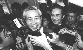 Cố Bộ trưởng Ngoại giao Nguyễn Cơ Thạch trong một lần gặp báo chí. (Ảnh tư liệu)