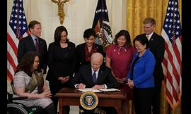 Tổng thống Mỹ Joe Biden ký luật về chống tội ác thù hận nhằm vào người gốc Á. (Ảnh: Reuters)