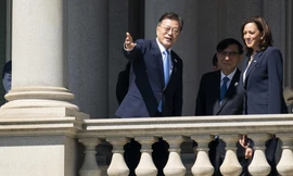 Tổng thống Hàn Quốc Moon Jae-in và Phó Tổng thống Mỹ Kamala Harris nói chuyện trên ban công toà nhà hành pháp Eisenhower trong khu Nhà Trắng ngày 21/5. (Ảnh: AP)