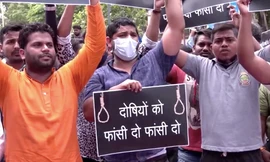 Người biểu tình tập trung bên ngoài lò hoả táng nơi xảy ra vụ án. (Ảnh: Reuters)