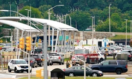 Xe cứu thương có mặt tại hiện trường vụ nổ súng. (Ảnh: AP)